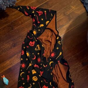 Like new hot topic Halloween hocus pocus Hooded Cloak with Cat and Moon Design